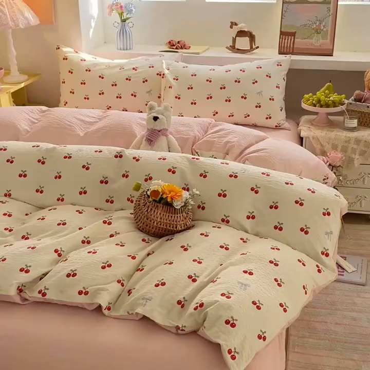 91家纺网 家纺一手货源 找家纺 卡迪熊家纺 2026新款软糯泡芙纱印花四件套 樱桃盛宴