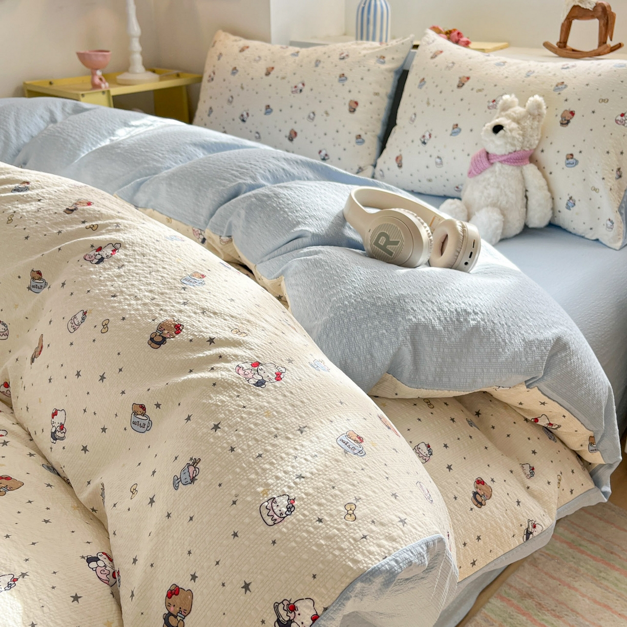 91家纺网 家纺一手货源 找家纺 卡迪熊家纺 2026新款软糯泡芙纱印花四件套 KT猫聚会