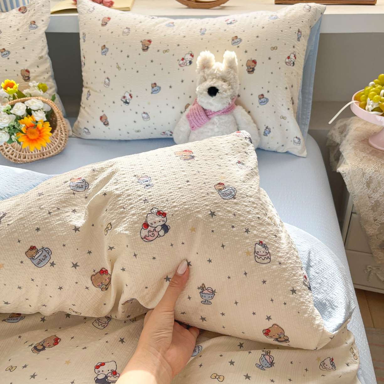 91家纺网 家纺一手货源 找家纺 卡迪熊家纺 2026新款软糯泡芙纱印花四件套 KT猫聚会