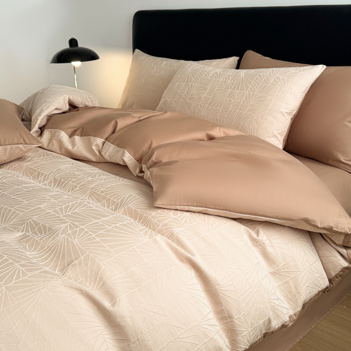 91家纺网 家纺一手货源 找家纺 简宜家居（朝初家纺） 2026新款60立体提花全棉四件套 鎏金棕韵