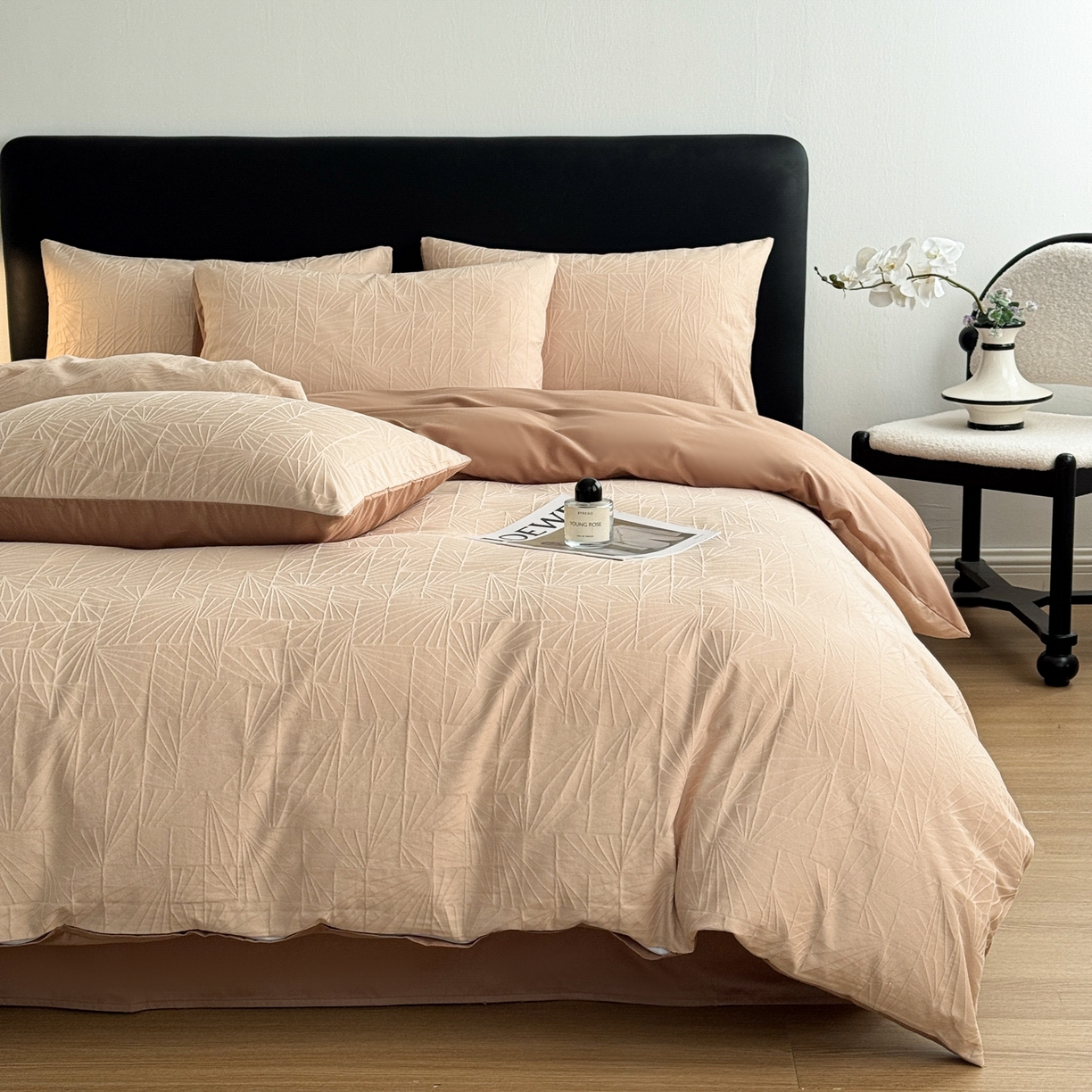 91家纺网 家纺一手货源 找家纺 简宜家居（朝初家纺） 2026新款60立体提花全棉四件套 鎏金棕韵