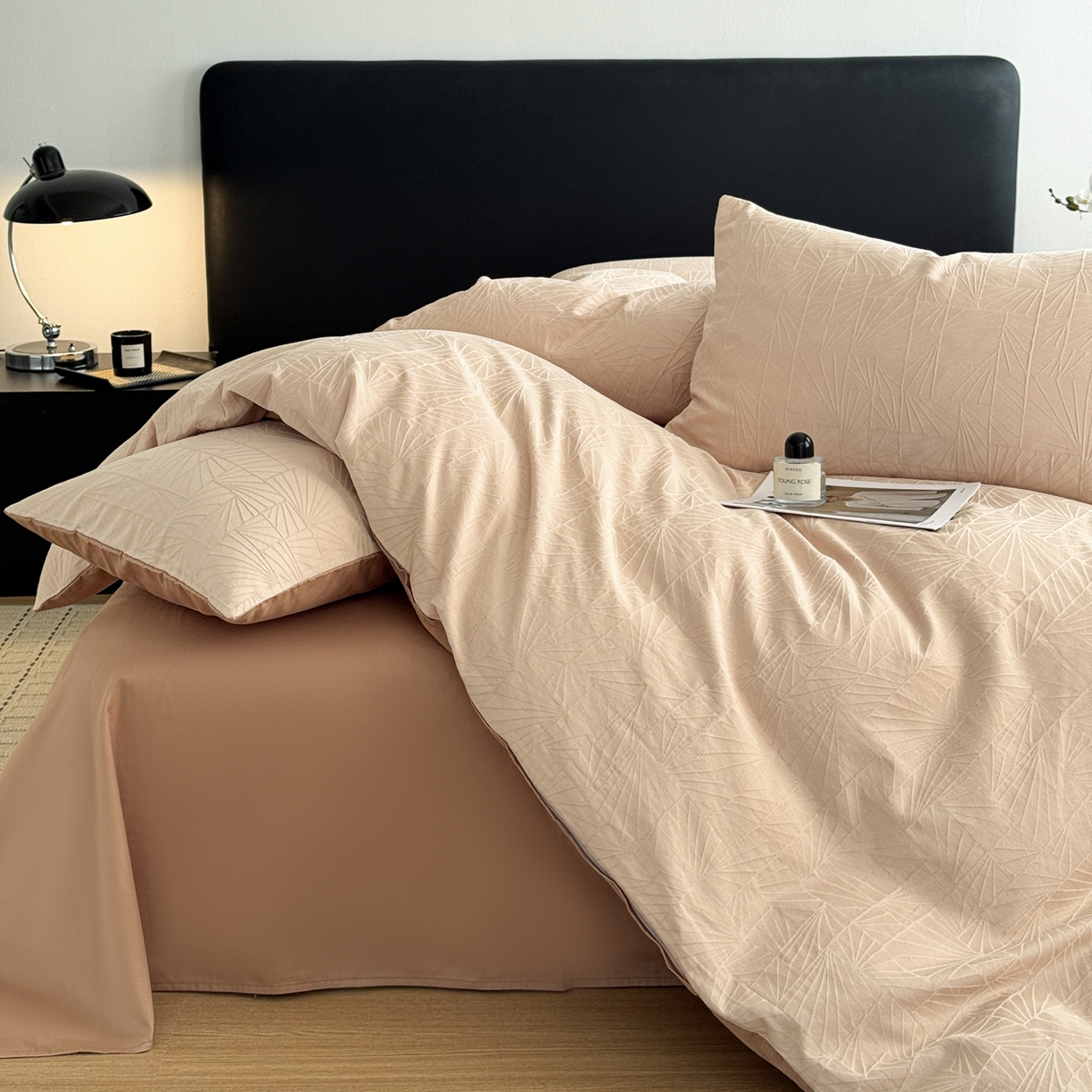 91家纺网 家纺一手货源 找家纺 简宜家居（朝初家纺） 2026新款60立体提花全棉四件套 鎏金棕韵