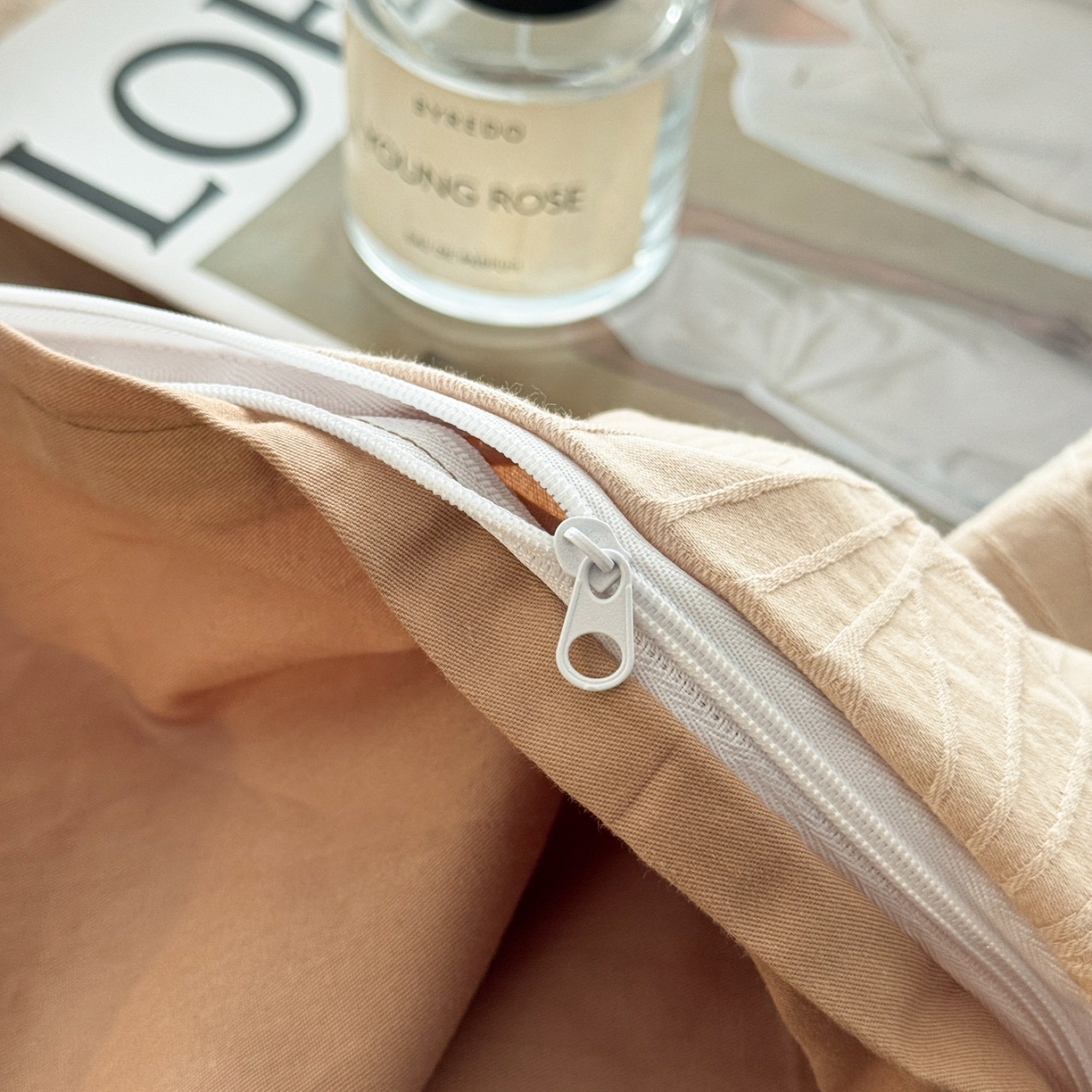 91家纺网 家纺一手货源 找家纺 简宜家居（朝初家纺） 2026新款60立体提花全棉四件套 鎏金棕韵