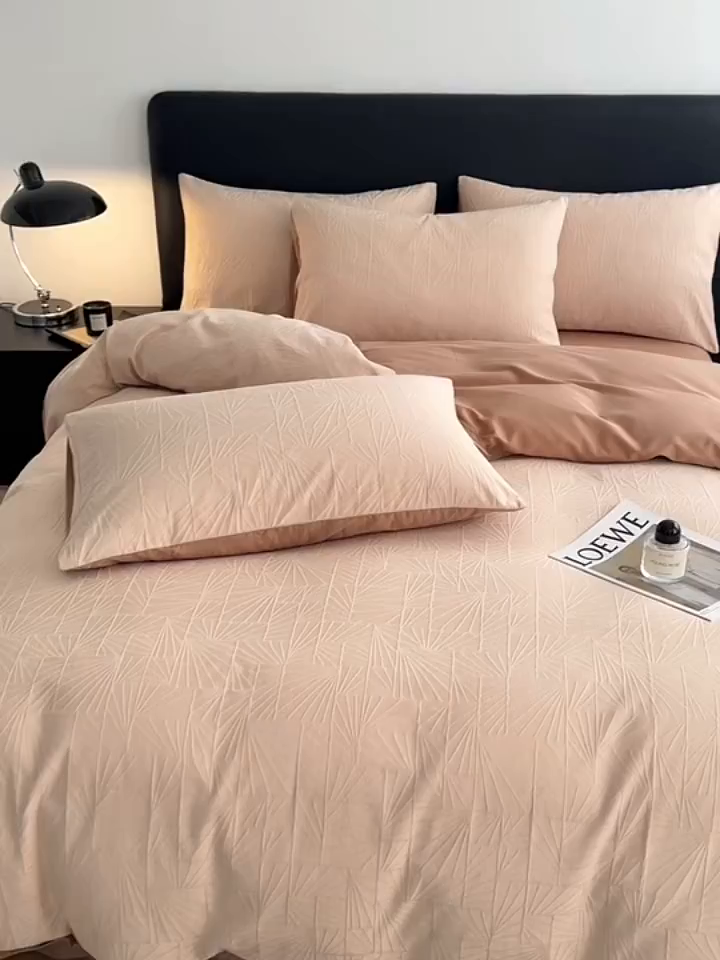 91家纺网 家纺一手货源 找家纺 简宜家居（朝初家纺） 2026新款60立体提花全棉四件套 鎏金棕韵