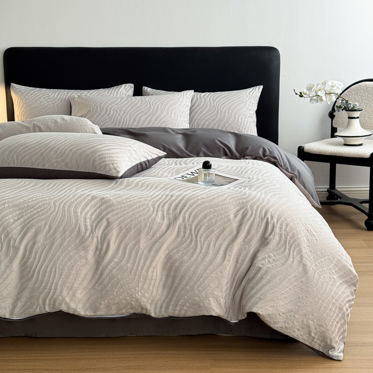 91家纺网 家纺一手货源 找家纺 简宜家居（朝初家纺） 2026新款60立体提花全棉四件套 烟墨波纹