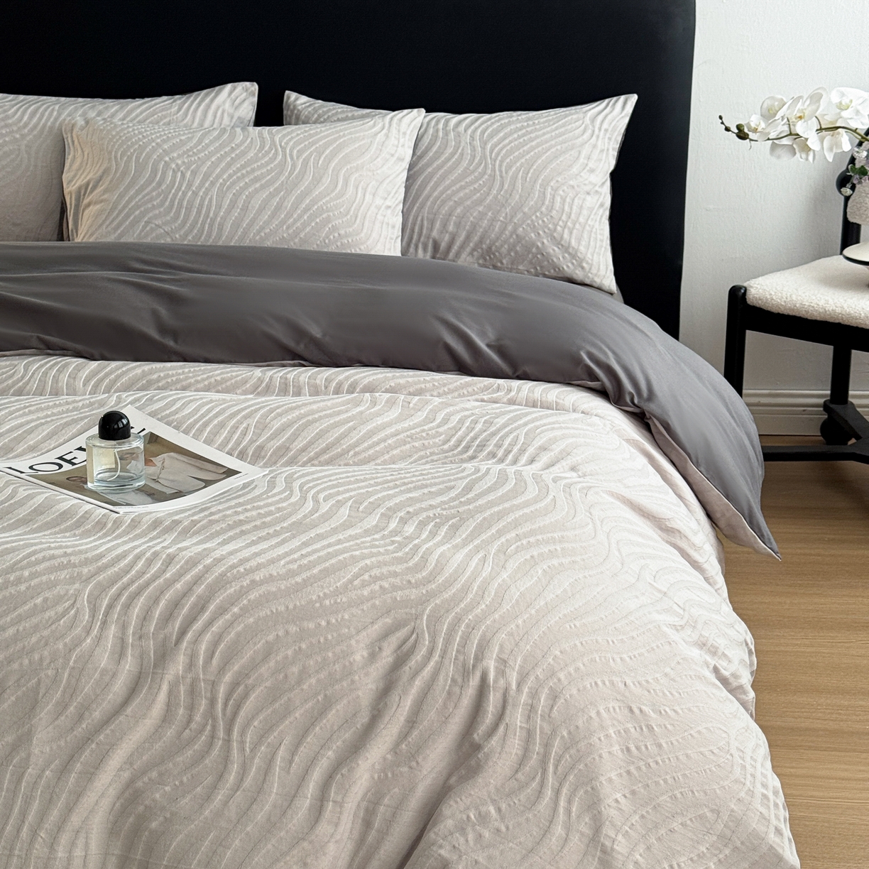 91家纺网 家纺一手货源 找家纺 简宜家居（朝初家纺） 2026新款60立体提花全棉四件套 烟墨波纹