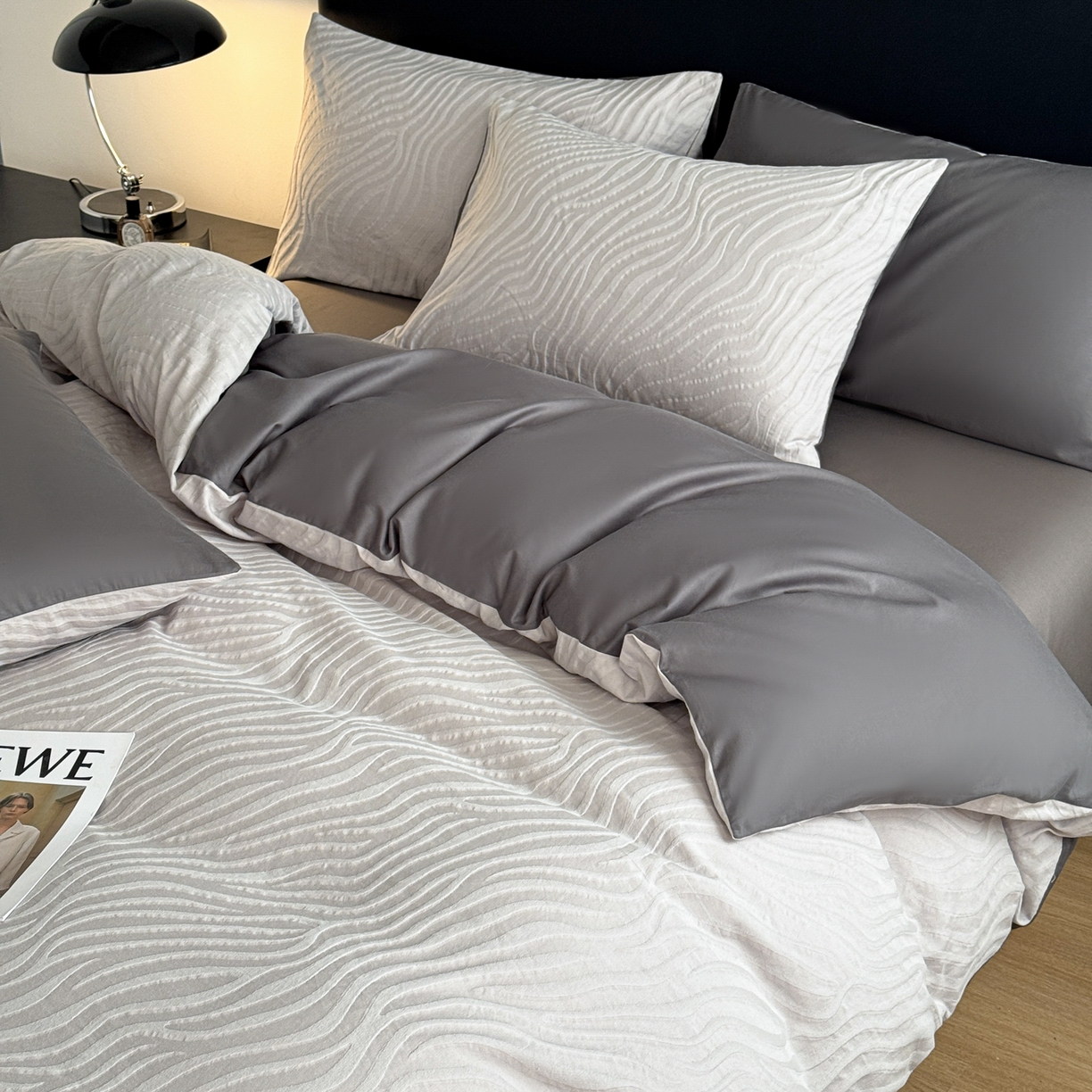 91家纺网 家纺一手货源 找家纺 简宜家居（朝初家纺） 2026新款60立体提花全棉四件套 烟墨波纹