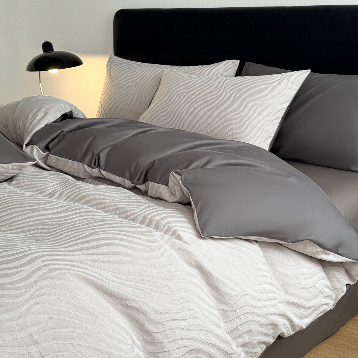 91家纺网 家纺一手货源 找家纺 简宜家居（朝初家纺） 2026新款60立体提花全棉四件套 烟墨波纹