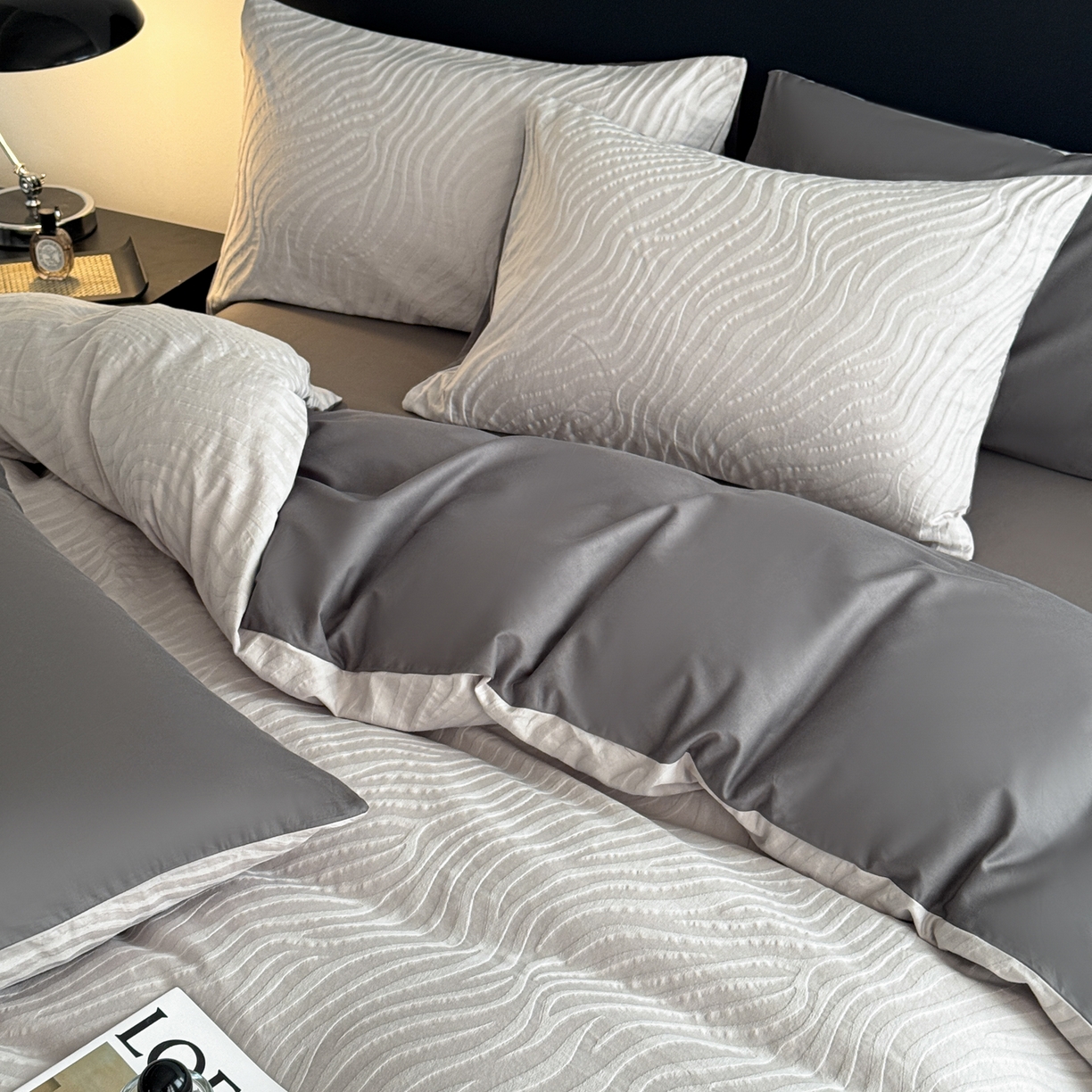 91家纺网 家纺一手货源 找家纺 简宜家居（朝初家纺） 2026新款60立体提花全棉四件套 烟墨波纹