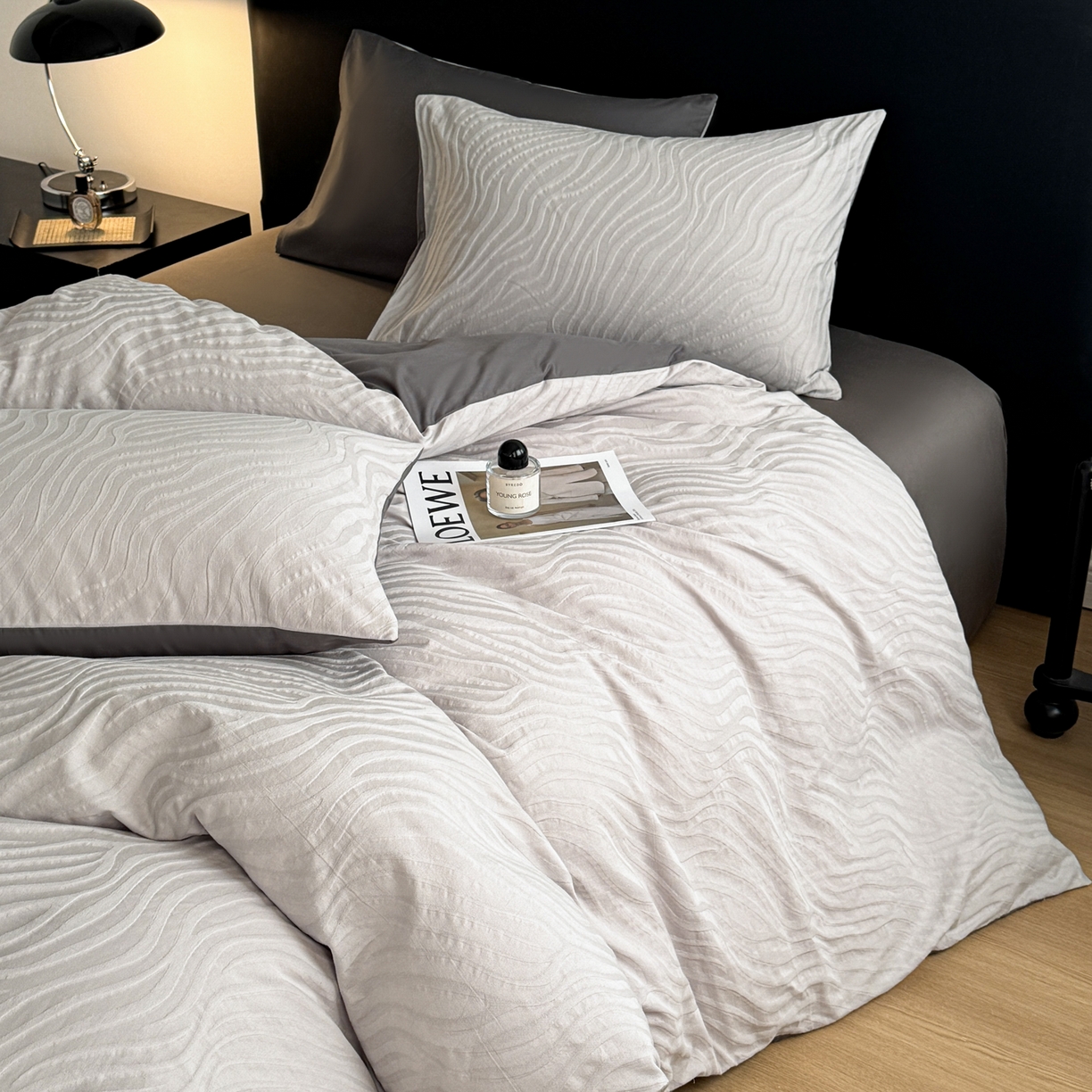 91家纺网 家纺一手货源 找家纺 简宜家居（朝初家纺） 2026新款60立体提花全棉四件套 烟墨波纹