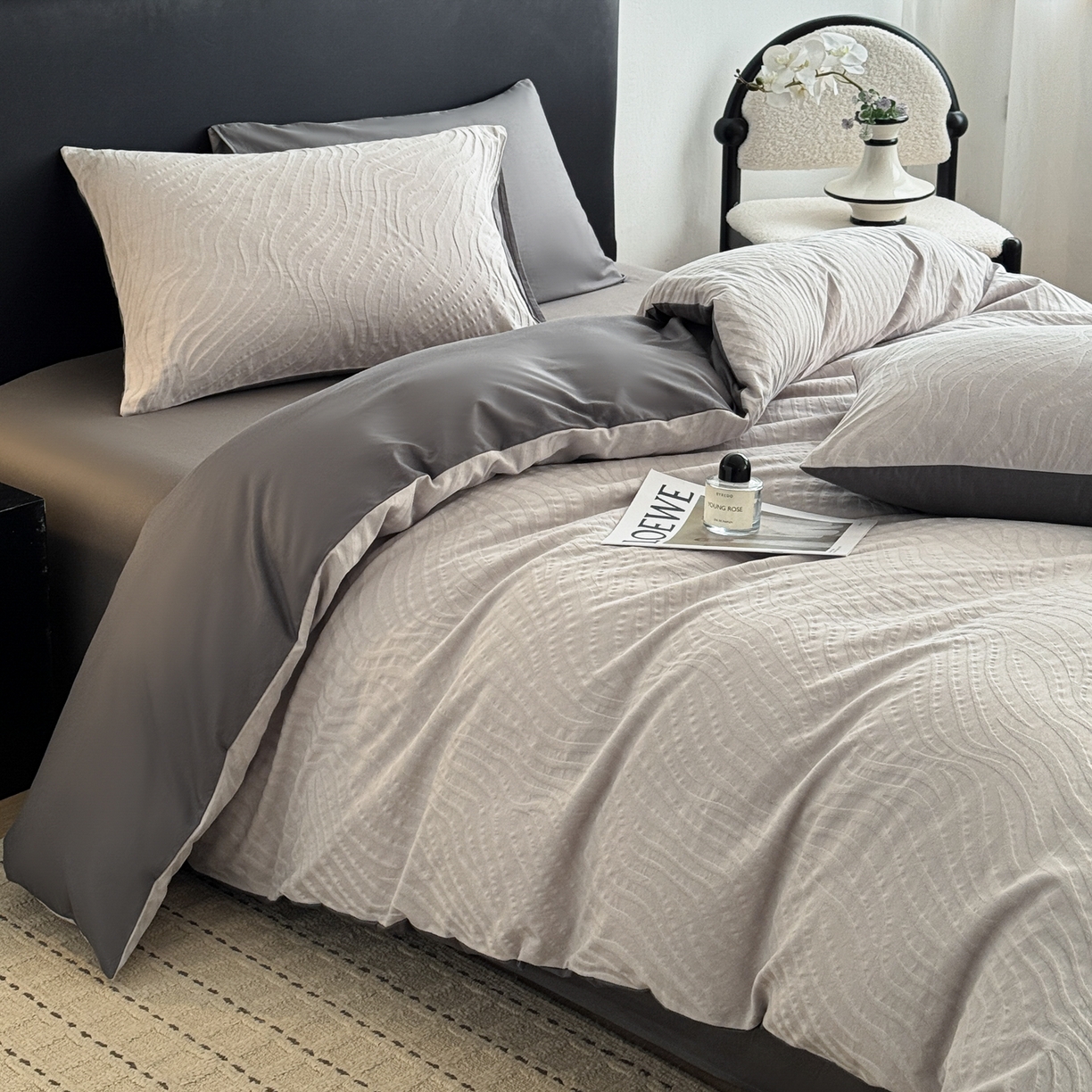 91家纺网 家纺一手货源 找家纺 简宜家居（朝初家纺） 2026新款60立体提花全棉四件套 烟墨波纹