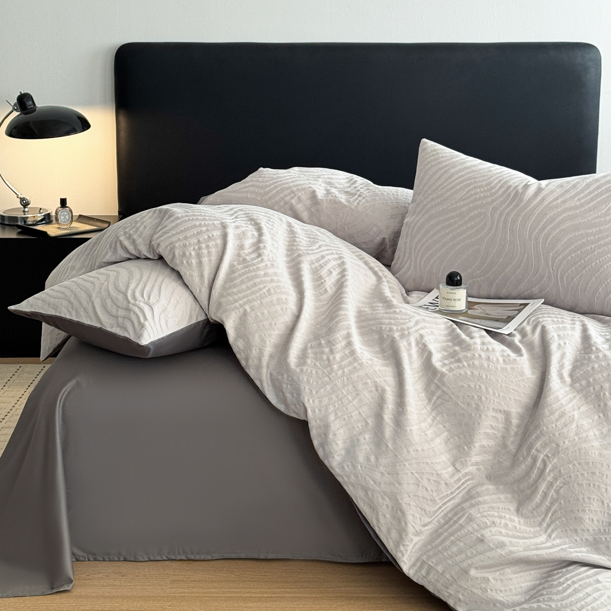 91家纺网 家纺一手货源 找家纺 简宜家居（朝初家纺） 2026新款60立体提花全棉四件套 烟墨波纹