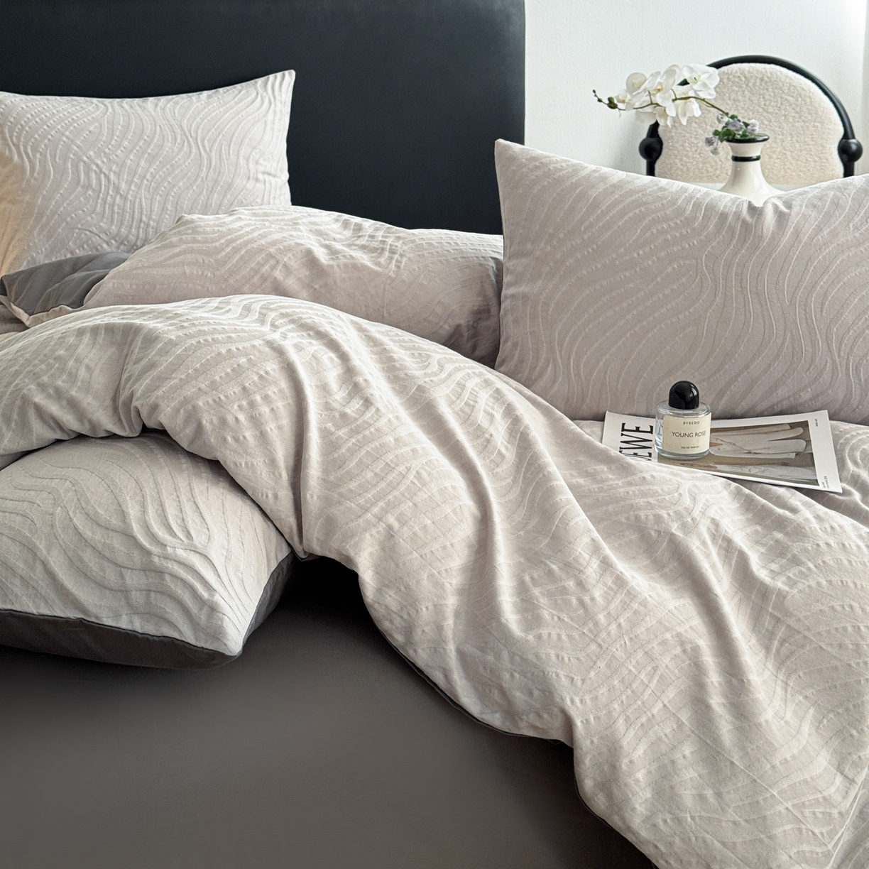 91家纺网 家纺一手货源 找家纺 简宜家居（朝初家纺） 2026新款60立体提花全棉四件套 烟墨波纹