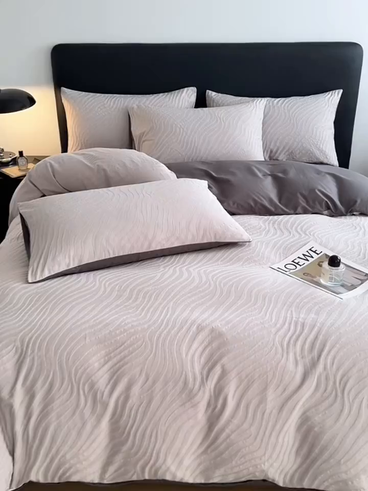 91家纺网 家纺一手货源 找家纺 简宜家居（朝初家纺） 2026新款60立体提花全棉四件套 烟墨波纹