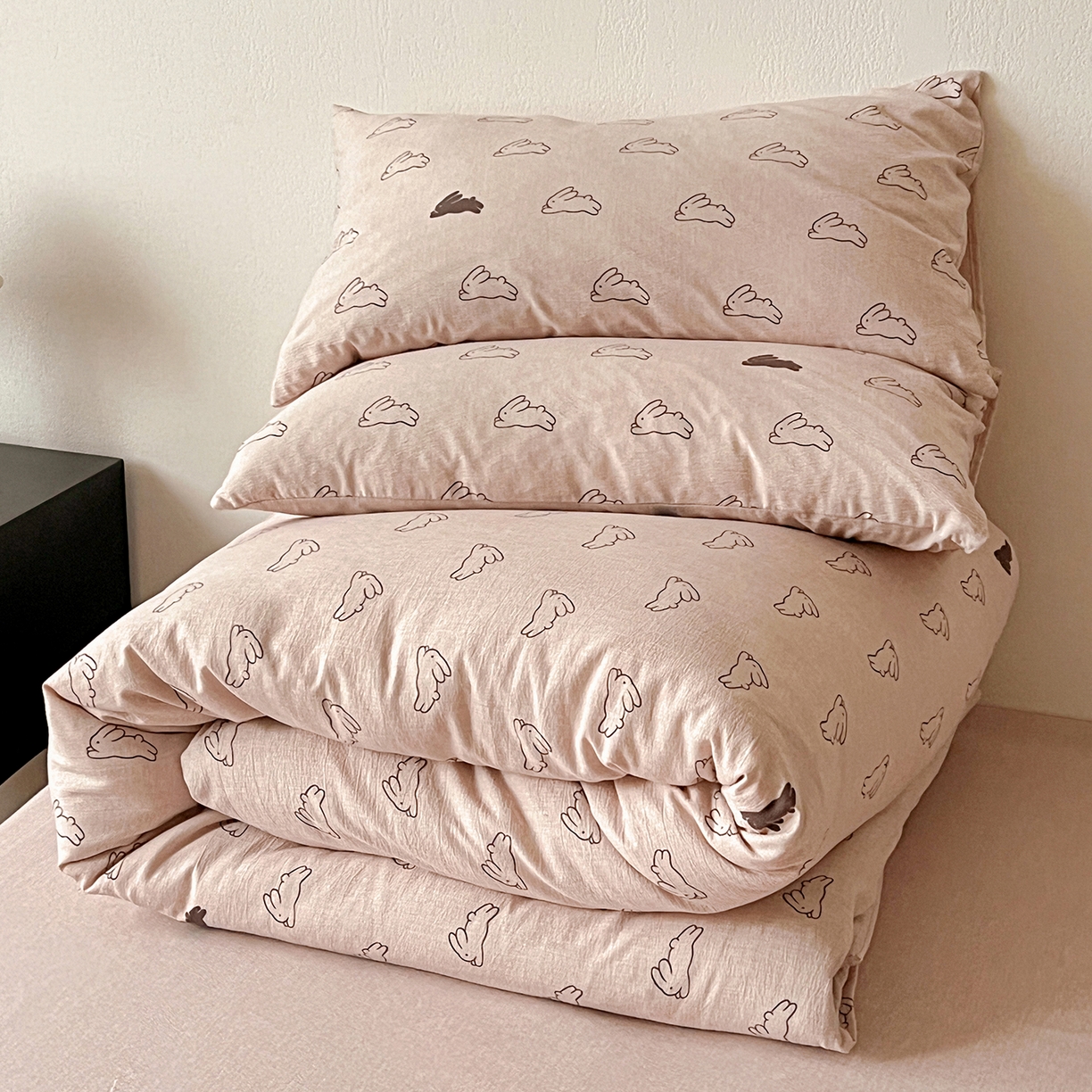 91家纺网 家纺一手货源 找家纺 一比一家纺 2026春季新款高克重加厚色织提花系列四件套 蘑菇兔-粉