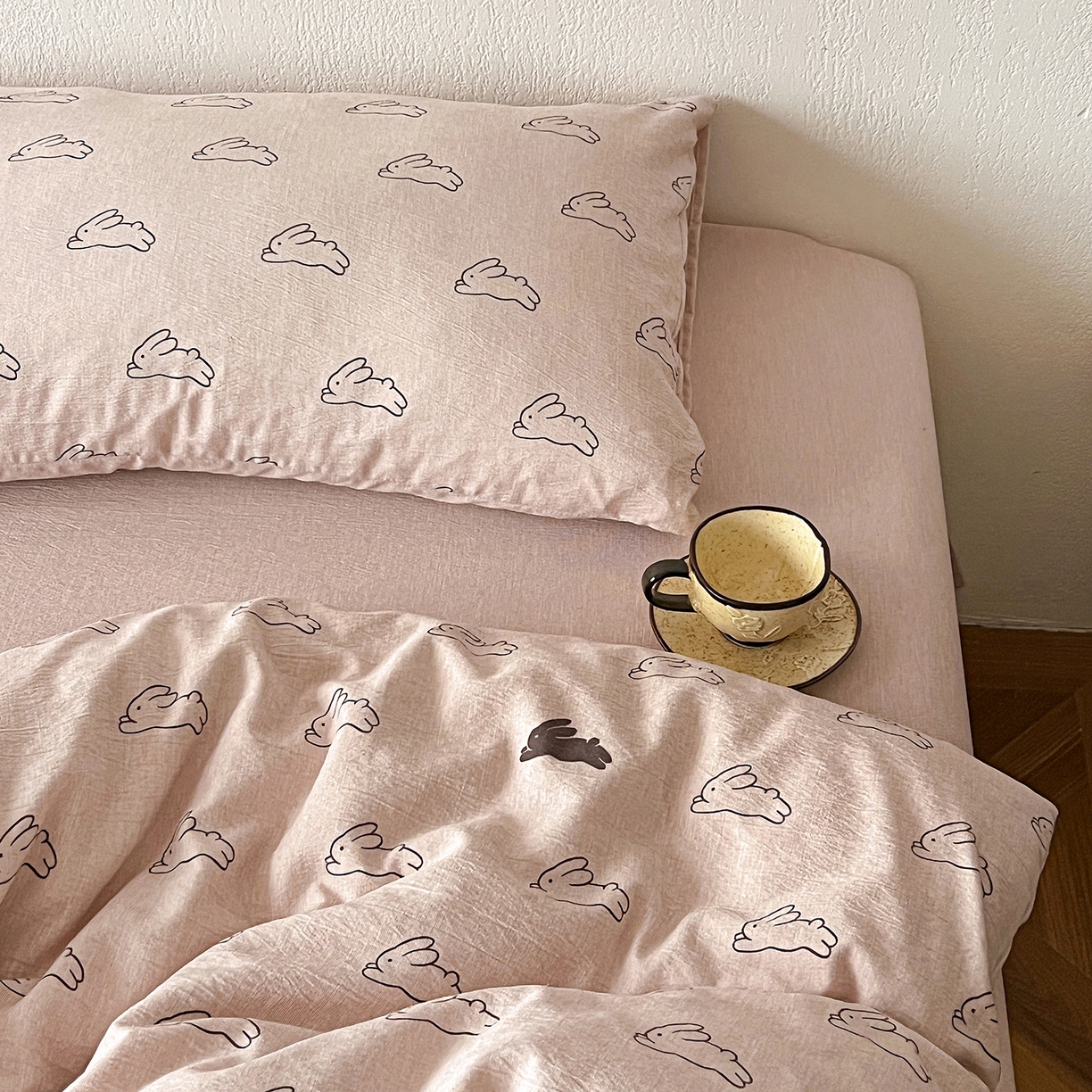 91家纺网 家纺一手货源 找家纺 一比一家纺 2026春季新款高克重加厚色织提花系列四件套 蘑菇兔-粉