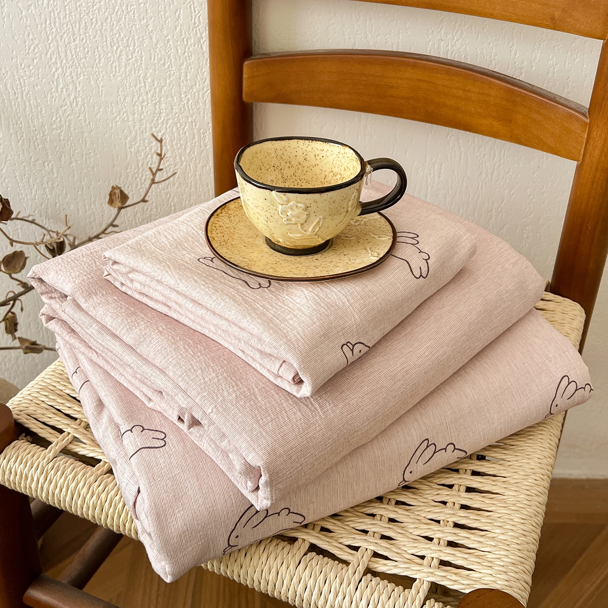 91家纺网 家纺一手货源 找家纺 一比一家纺 2026春季新款高克重加厚色织提花系列四件套 蘑菇兔-粉