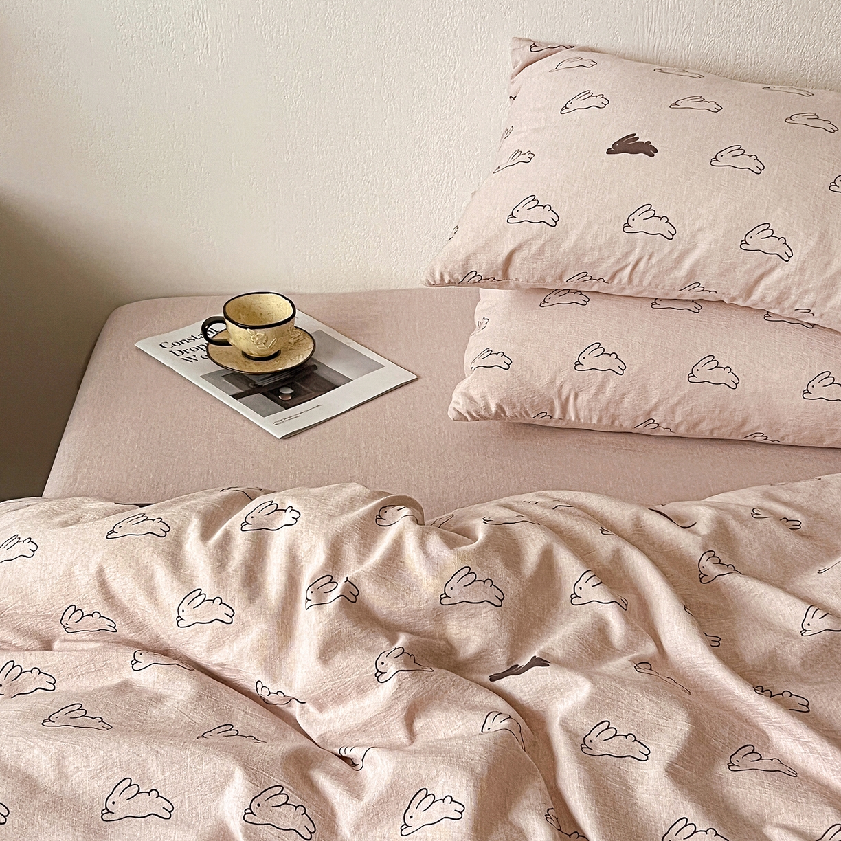 91家纺网 家纺一手货源 找家纺 一比一家纺 2026春季新款高克重加厚色织提花系列四件套 蘑菇兔-粉