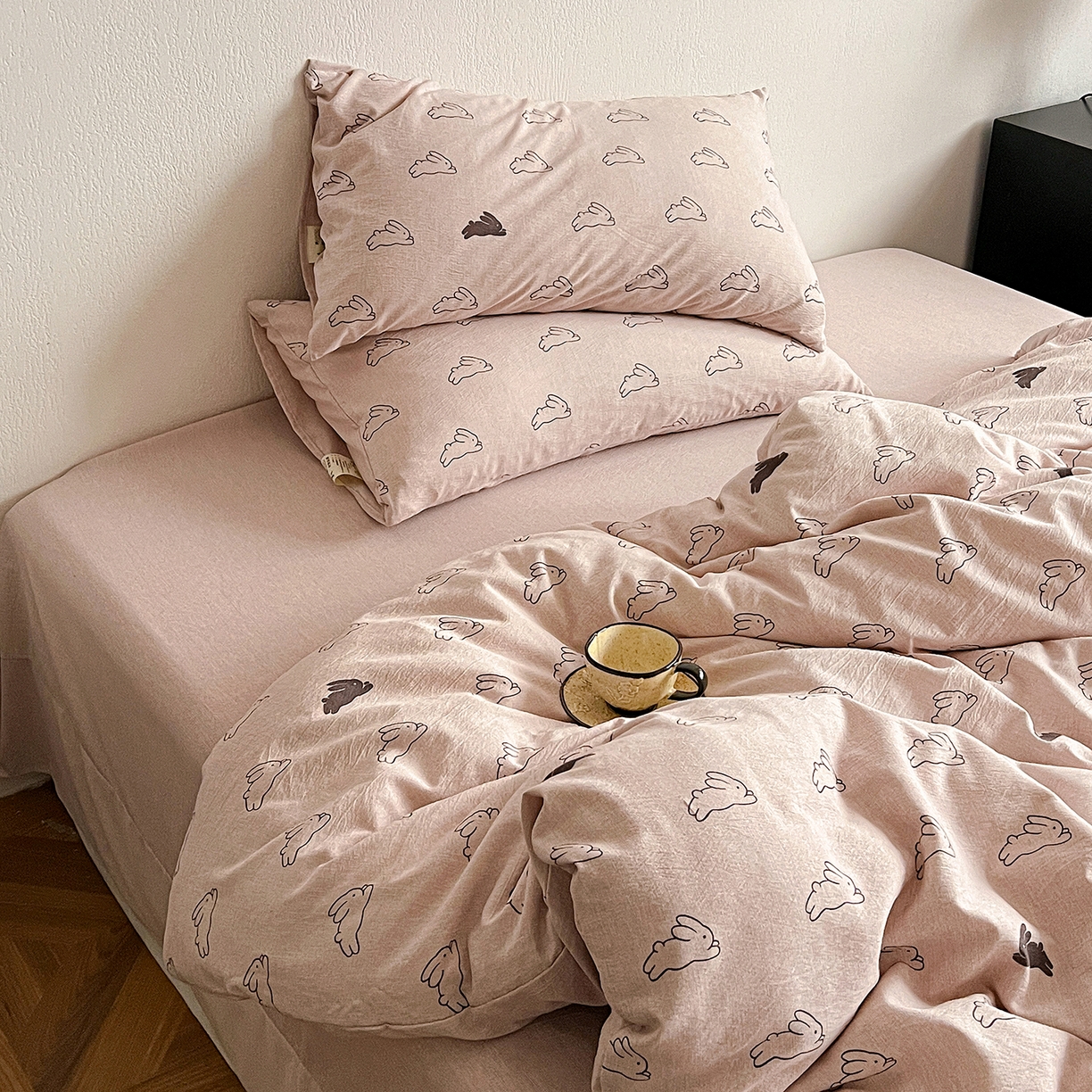 91家纺网 家纺一手货源 找家纺 一比一家纺 2026春季新款高克重加厚色织提花系列四件套 蘑菇兔-粉