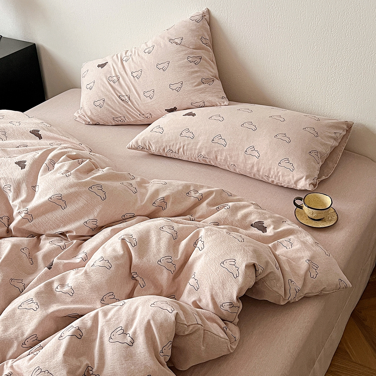 91家纺网 家纺一手货源 找家纺 一比一家纺 2026春季新款高克重加厚色织提花系列四件套 蘑菇兔-粉