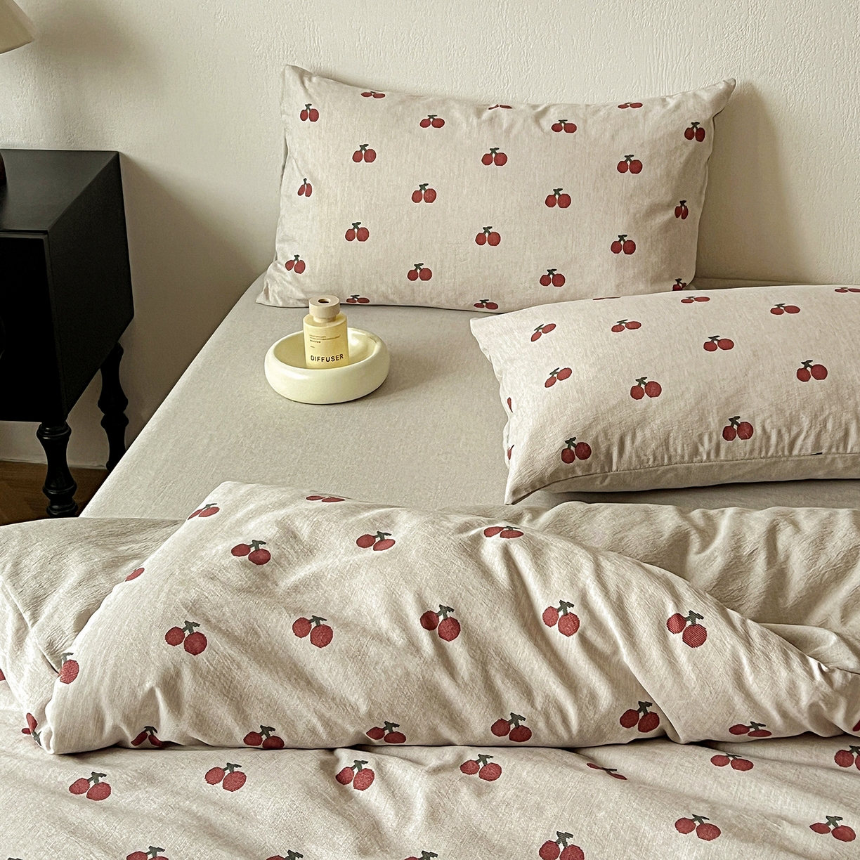 91家纺网 家纺一手货源 找家纺 一比一家纺 2026春季新款高克重加厚色织提花系列四件套 小樱桃