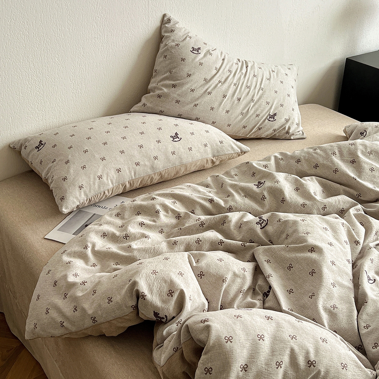 91家纺网 家纺一手货源 找家纺 一比一家纺 2026春季新款高克重加厚色织提花系列四件套 摇摇马