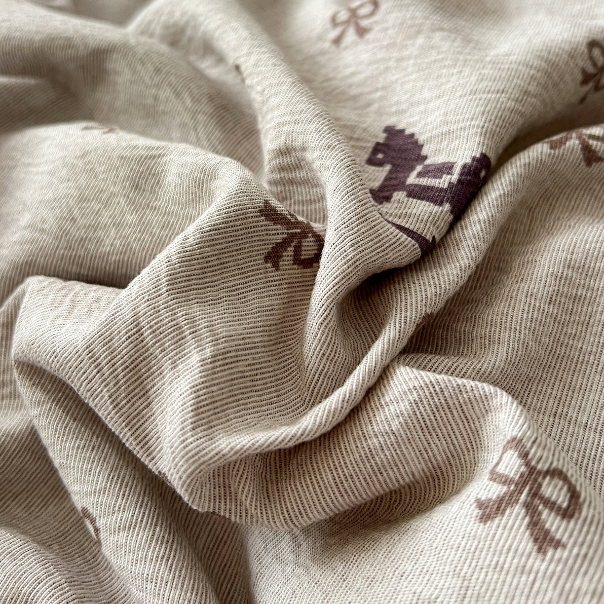 91家纺网 家纺一手货源 找家纺 一比一家纺 2026春季新款高克重加厚色织提花系列四件套 摇摇马