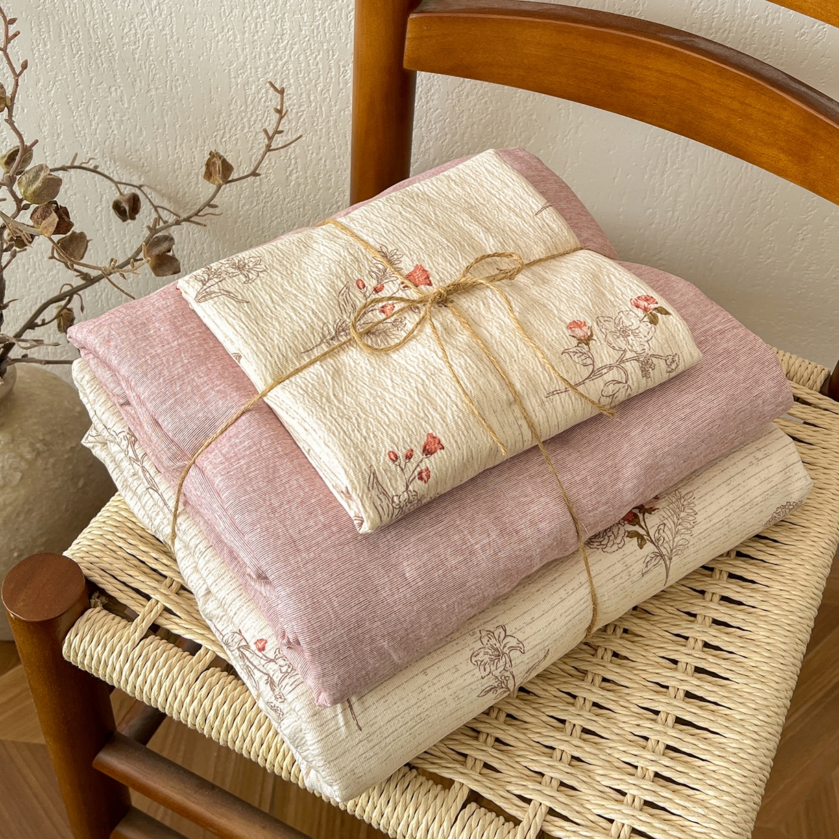 91家纺网 家纺一手货源 找家纺 一比一家纺 2026春季新款高克重加厚色织提花系列四件套 野蔷薇