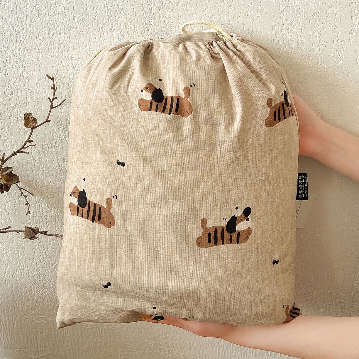 91家纺网 家纺一手货源 找家纺 一比一家纺 2026春季新款高克重加厚色织提花系列四件套 樱桃狗