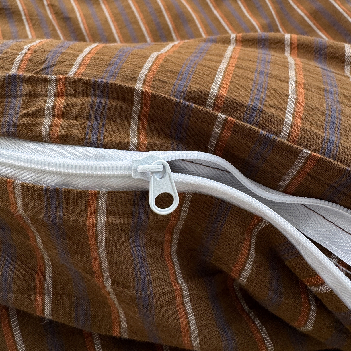 91家纺网 家纺一手货源 找家纺 例外 2026新款全棉纯棉色织水洗棉四件套-达尔文条纹 达尔文藏蓝底【枕套咸菜绿1条纹1】