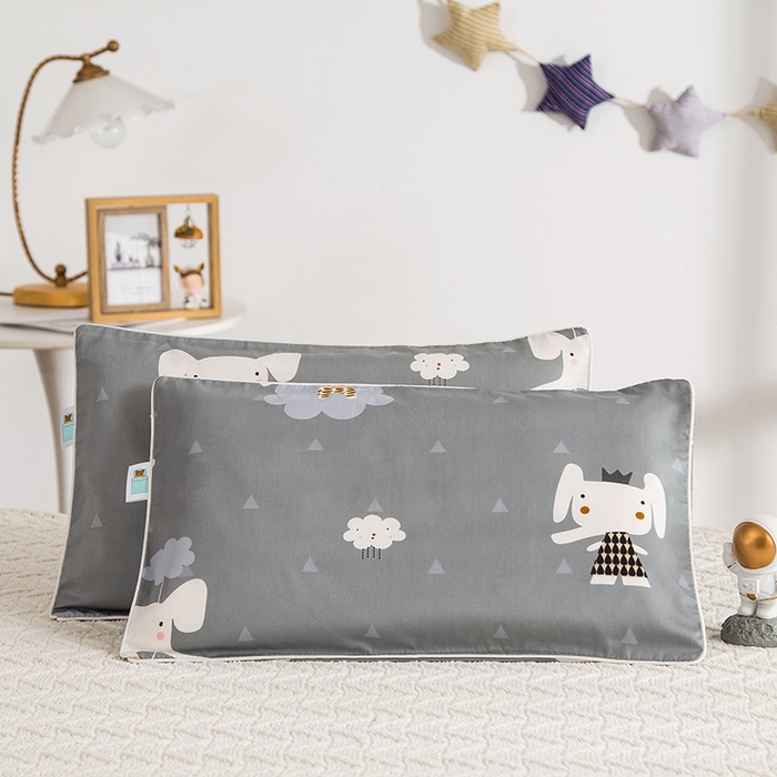 91家纺网 家纺一手货源 找家纺 良佐生活 2026新款60支全棉纯棉贡缎嵌绳款枕套 灰象宁宁