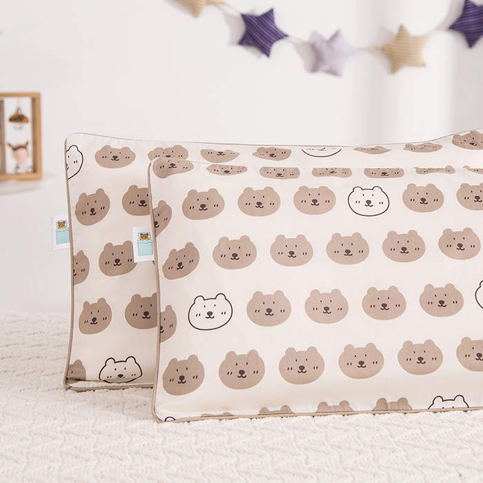 91家纺网 家纺一手货源 找家纺 良佐生活 2026新款60支全棉纯棉贡缎嵌绳款枕套 小熊欢乐谷