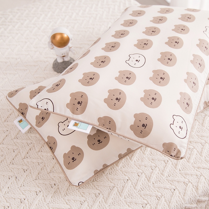 91家纺网 家纺一手货源 找家纺 良佐生活 2026新款60支全棉纯棉贡缎嵌绳款枕套 小熊欢乐谷