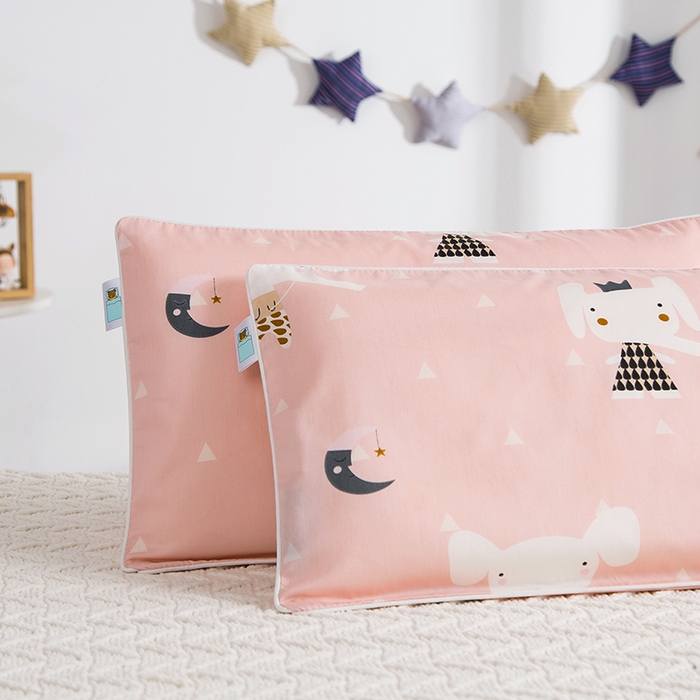 91家纺网 家纺一手货源 找家纺 良佐生活 2026新款60支全棉纯棉贡缎嵌绳款枕套 粉象安安