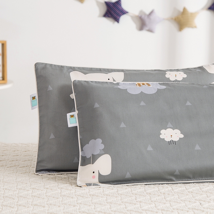 91家纺网 家纺一手货源 找家纺 良佐生活 2026新款60支全棉纯棉贡缎嵌绳款枕套 灰象宁宁