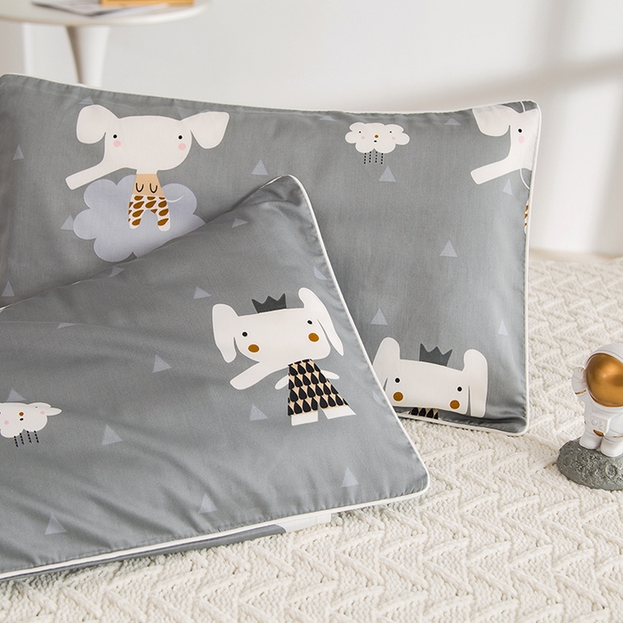 91家纺网 家纺一手货源 找家纺 良佐生活 2026新款60支全棉纯棉贡缎嵌绳款枕套 灰象宁宁