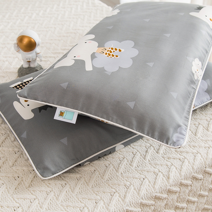 91家纺网 家纺一手货源 找家纺 良佐生活 2026新款60支全棉纯棉贡缎嵌绳款枕套 灰象宁宁