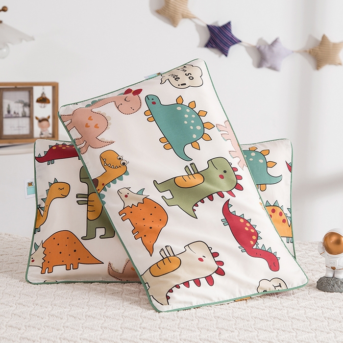 91家纺网 家纺一手货源 找家纺 良佐生活 2026新款60支全棉纯棉贡缎嵌绳款枕套 恐龙派对