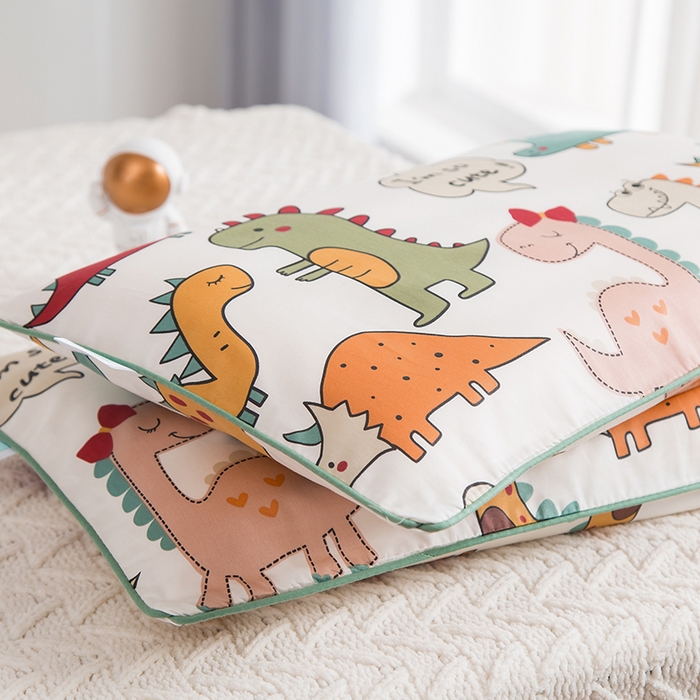 91家纺网 家纺一手货源 找家纺 良佐生活 2026新款60支全棉纯棉贡缎嵌绳款枕套 恐龙派对