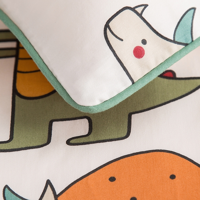 91家纺网 家纺一手货源 找家纺 良佐生活 2026新款60支全棉纯棉贡缎嵌绳款枕套 恐龙派对