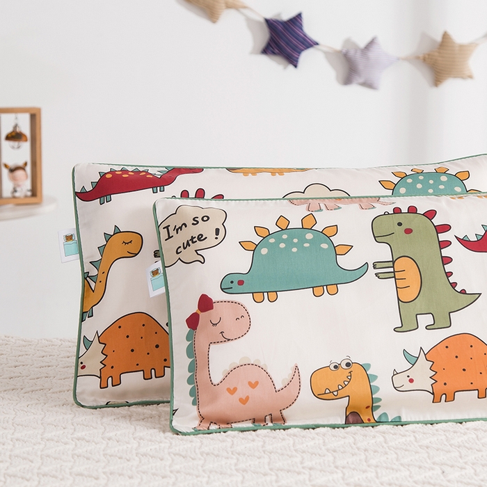 91家纺网 家纺一手货源 找家纺 良佐生活 2026新款60支全棉纯棉贡缎嵌绳款枕套 恐龙派对