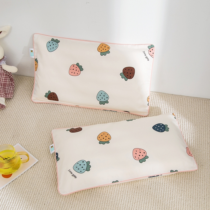 91家纺网 家纺一手货源 找家纺 良佐生活 2026新款60支全棉纯棉贡缎嵌绳款枕套 草莓小町