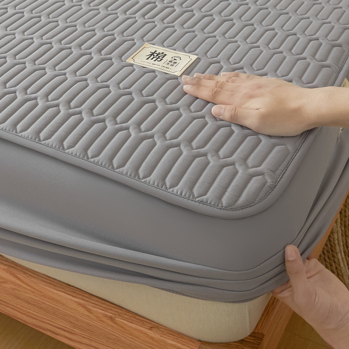 91家纺网 家纺一手货源 找家纺 女子家纺 2026新款新款A类新疆棉花夹棉防水单品床笠 小竹纹-深灰