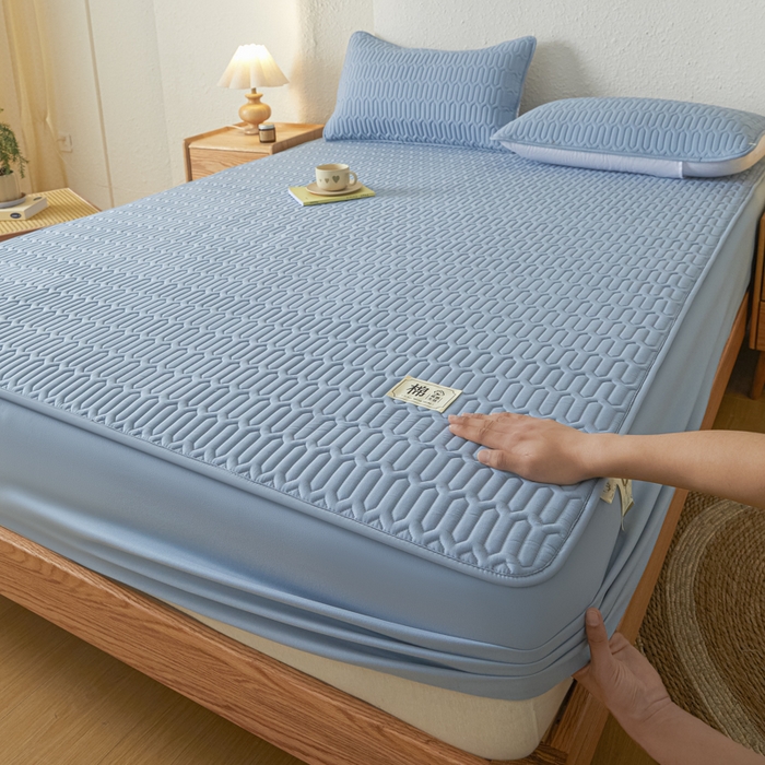 91家纺网 家纺一手货源 找家纺 女子家纺 2026新款新款A类新疆棉花夹棉防水单品床笠 小竹纹-雾蓝