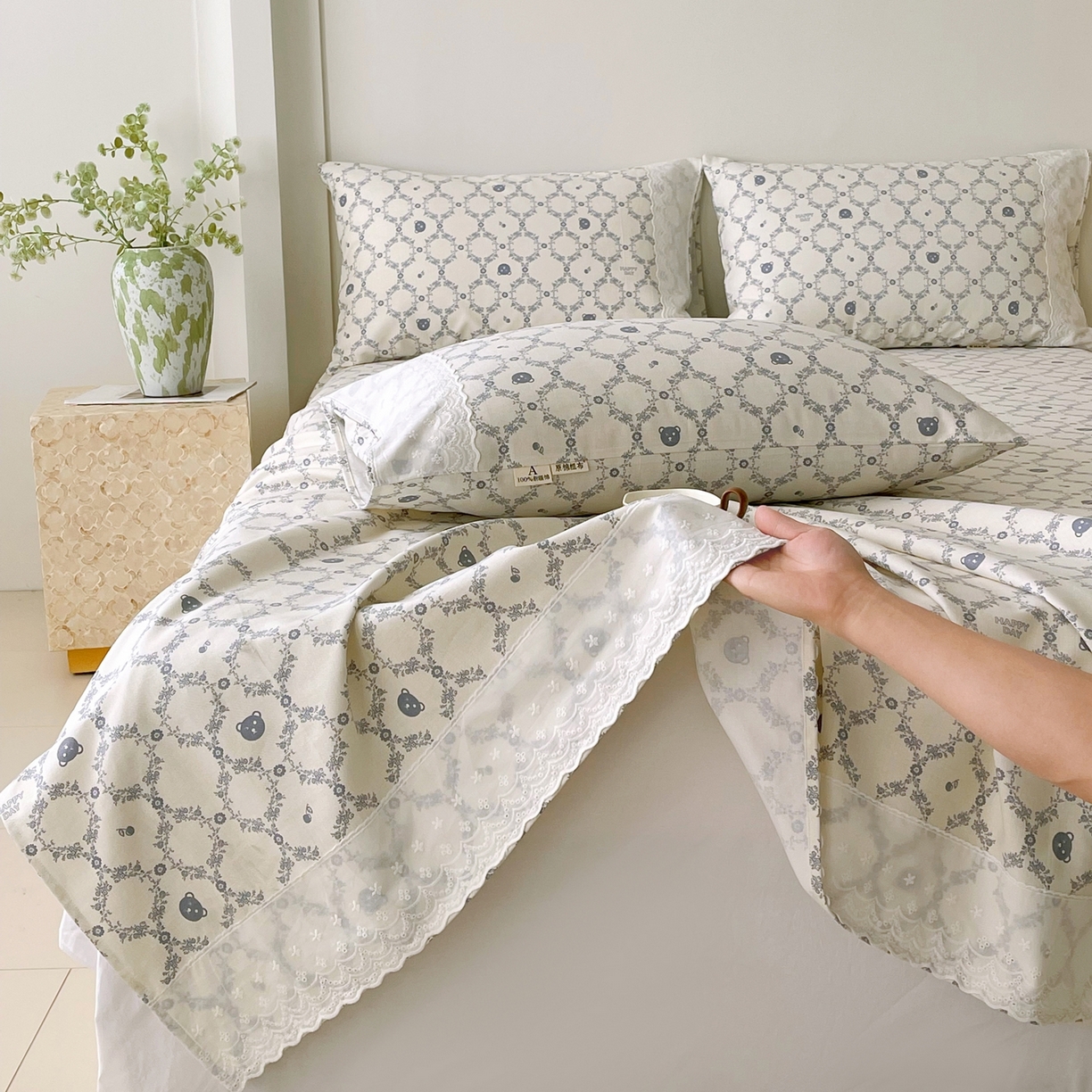 91家纺网 家纺一手货源 找家纺 春皖家纺 2026春夏新款老粗布花边款凉席席子单床单 床单单件 花边-米娅