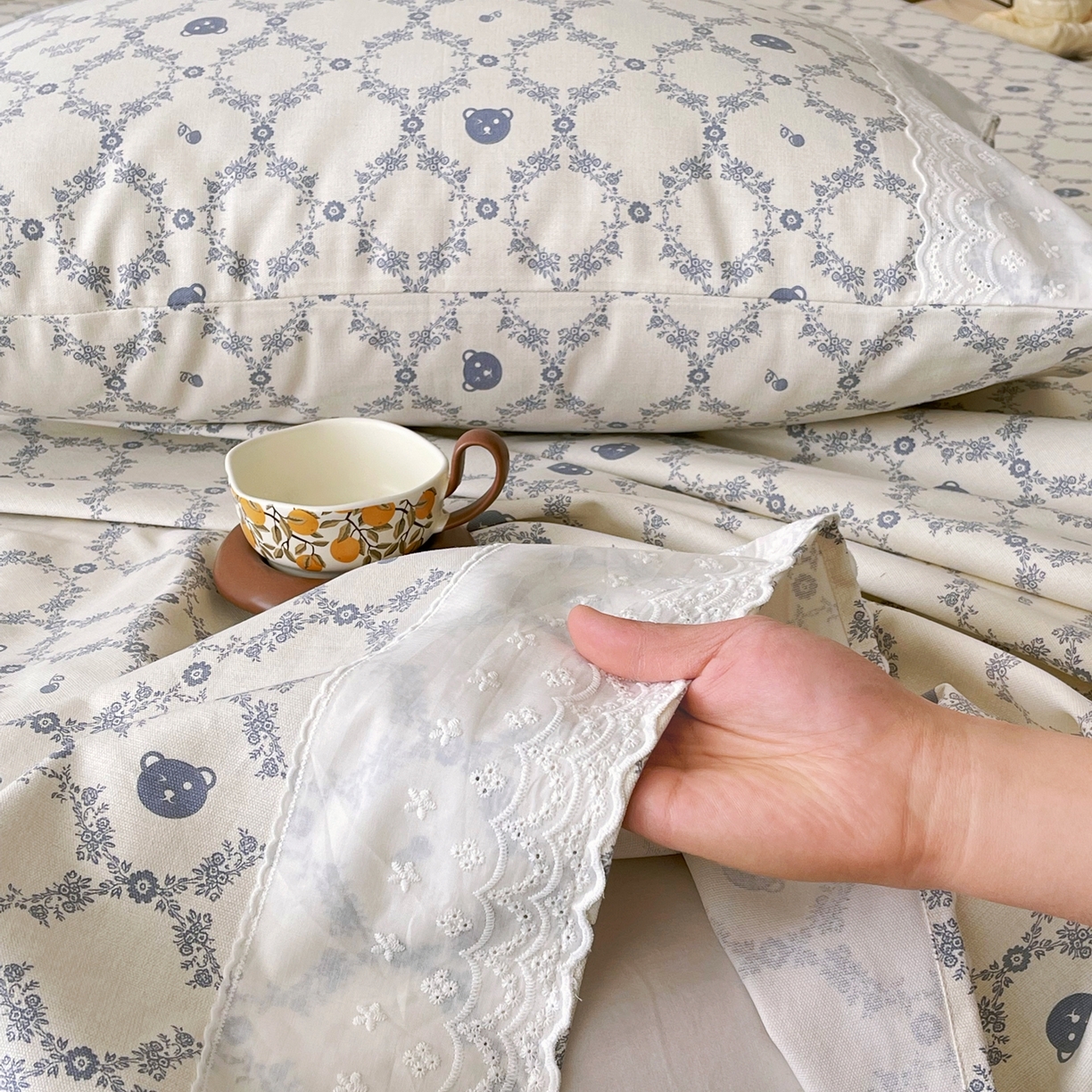 91家纺网 家纺一手货源 找家纺 春皖家纺 2026春夏新款老粗布花边款凉席席子单床单 床单单件 花边-米娅