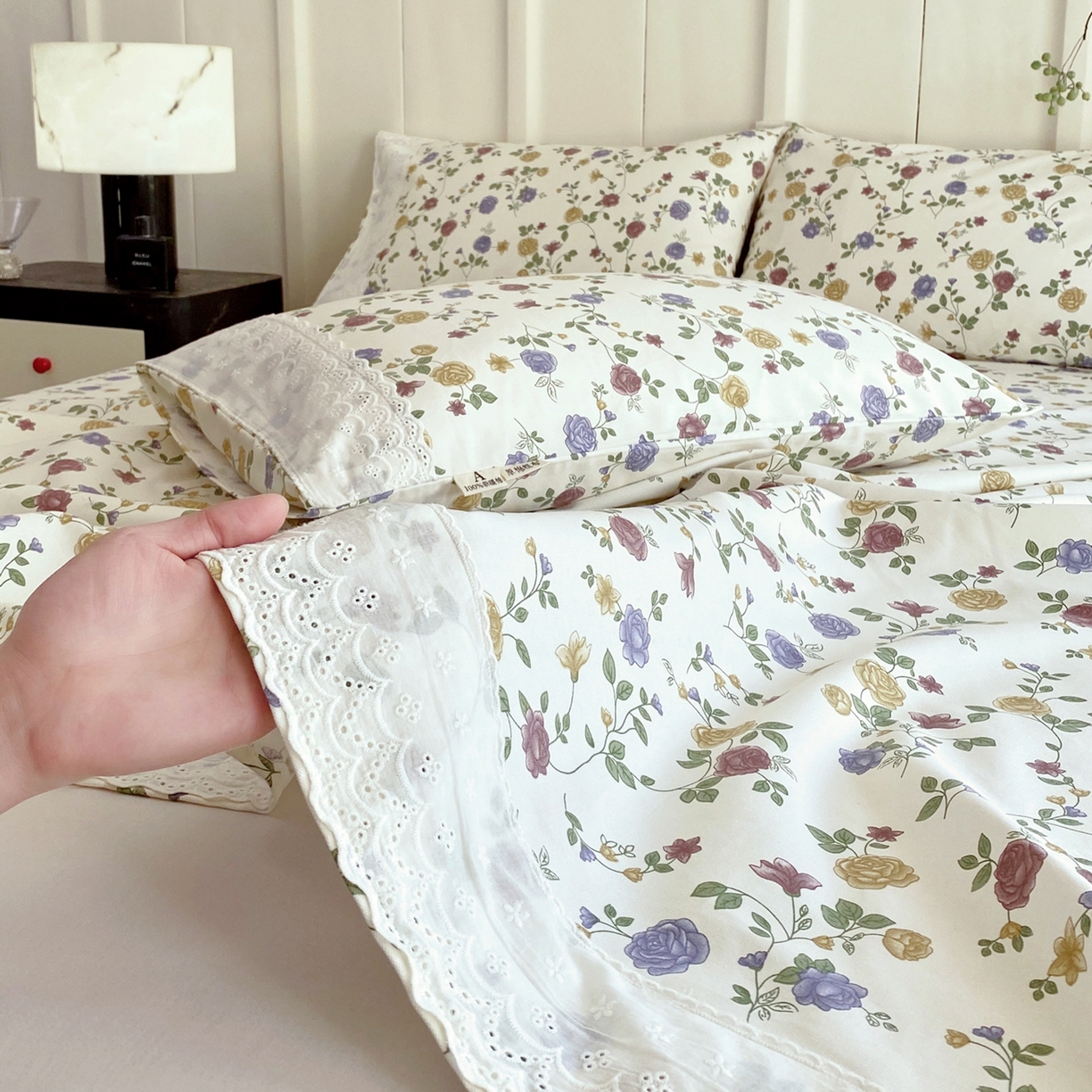 91家纺网 家纺一手货源 找家纺 春皖家纺 2026春夏新款老粗布花边款凉席席子单床单 床单单件 花边-田园梦