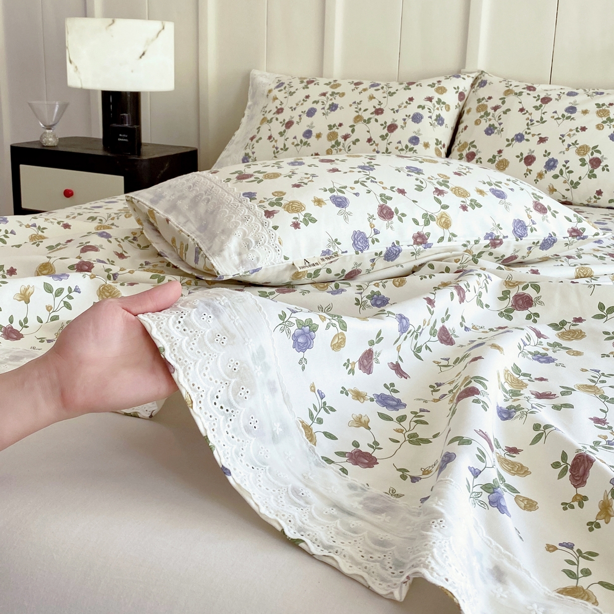 91家纺网 家纺一手货源 找家纺 春皖家纺 2026春夏新款老粗布花边款凉席席子单床单 床单单件 花边-田园梦