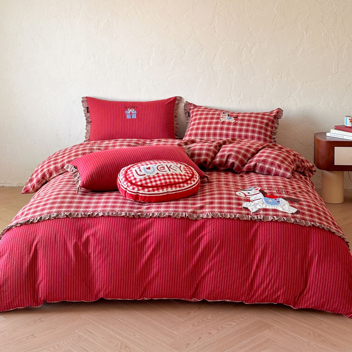 91家纺网 家纺一手货源 找家纺 （总）RYB红黄兰 2026新款设计师原创全棉色织水洗棉贴布绣三件套四件套