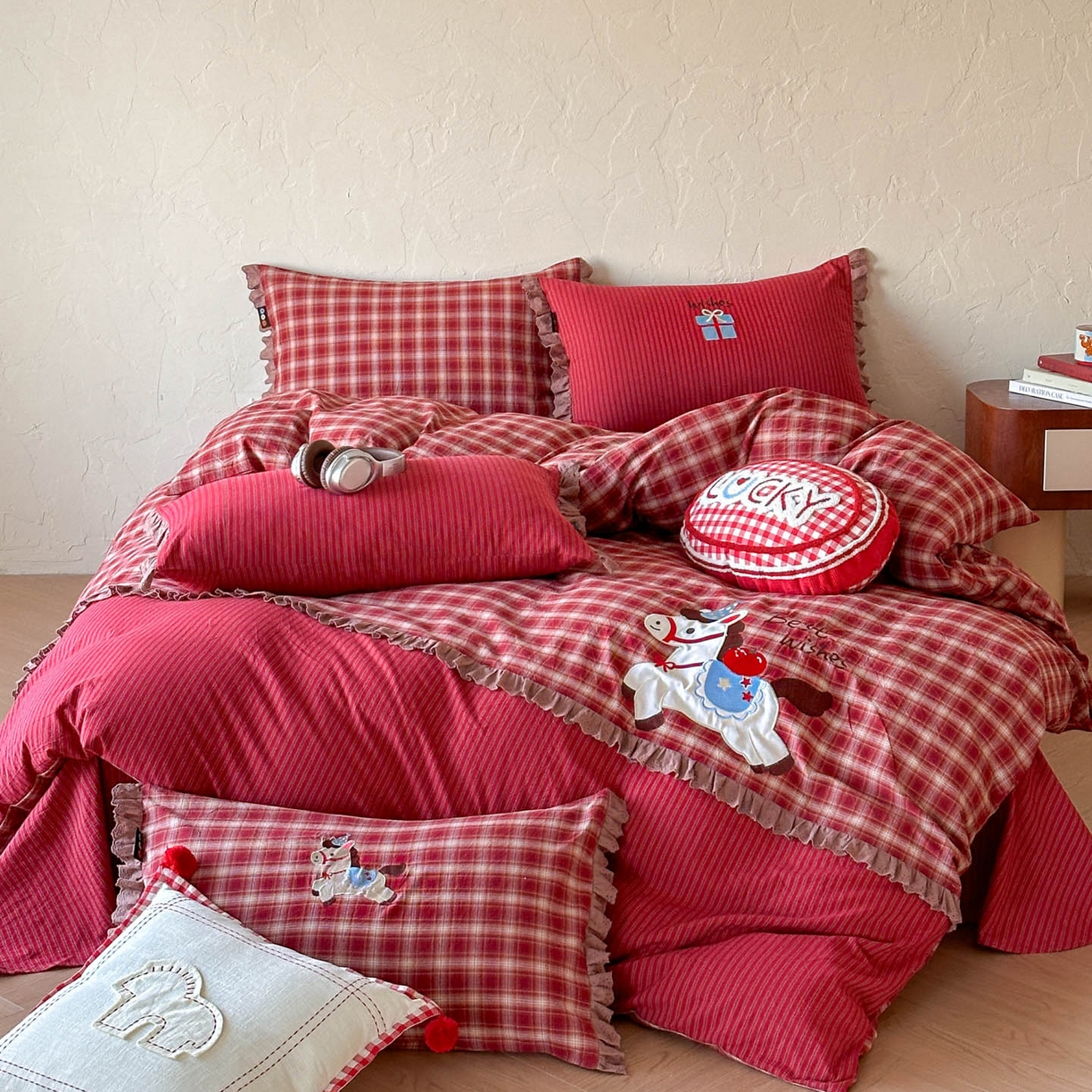 91家纺网 家纺一手货源 找家纺 RYB红黄兰 2026新款设计师原创全棉色织水洗棉贴布绣三件套四件套 幸福加马